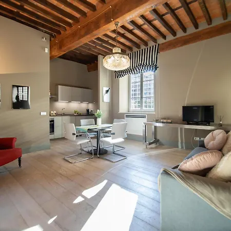 The Tower In Center Town Apartamento Lucca